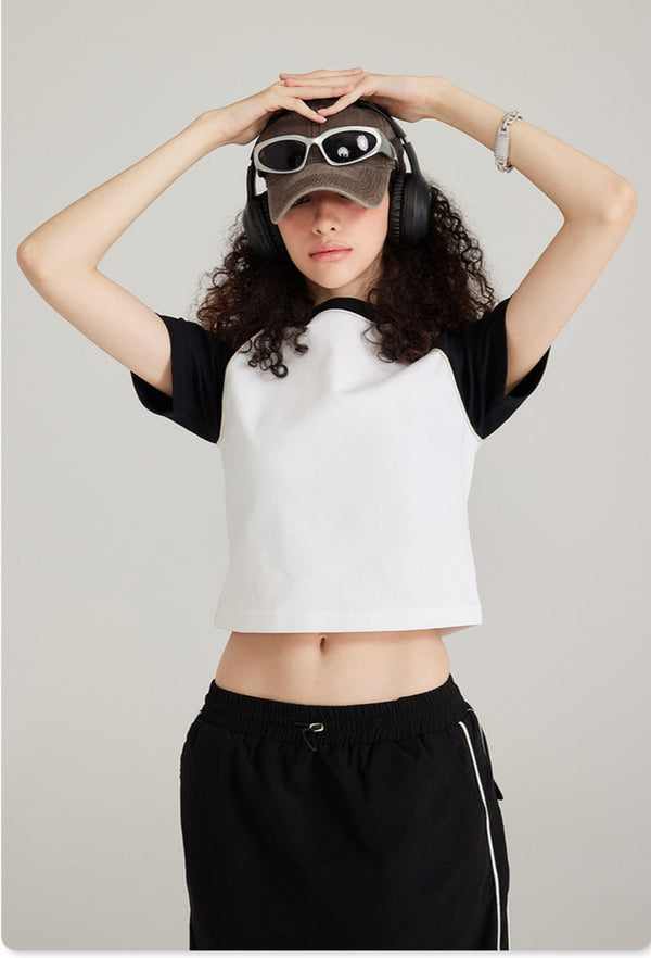 Women's cropped raglan tee
Streetwear crop top
Short sleeve casual t-shirt
Urban fashion top
Sporty crop top
Oversized crop top