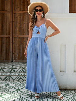 Elegante mono plisado azul: un atuendo chic de verano y perfecto para las vacaciones.