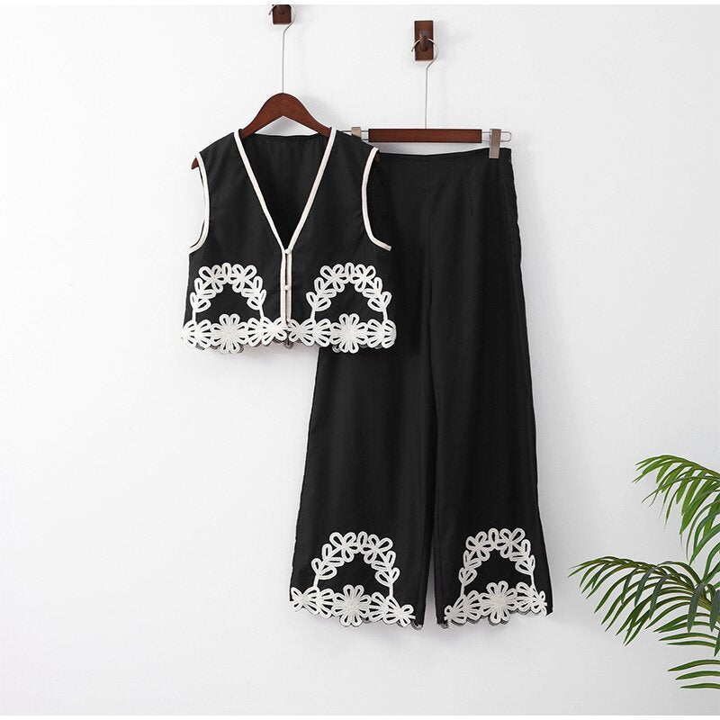 Boho black two-piece set
Embroidered summer outfit
Chic vacation outfit for women
Stylish wide-leg pants set
Resort wear fashion 2024
Bohemian matching set