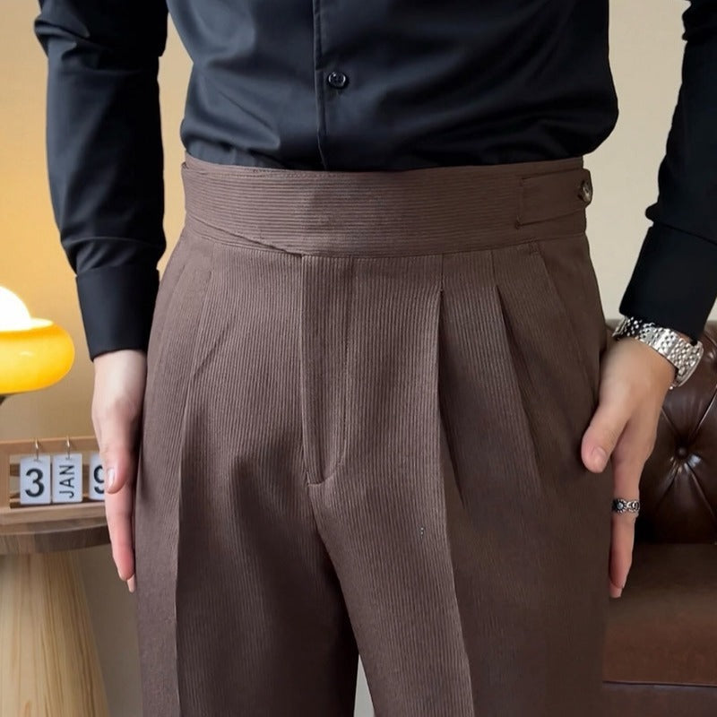 Elegante pantalón gurkha italiano de tiro alto para hombre: pantalón formal plisado de corte entallado.