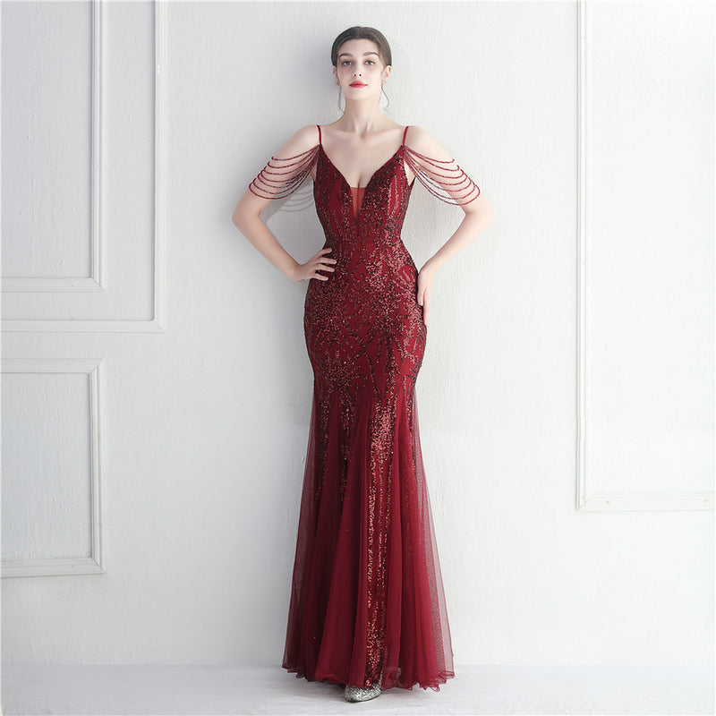 Elegante vestido de noche con lentejuelas y detalle de cadena en los hombros al descubierto: vestido formal de lujo.