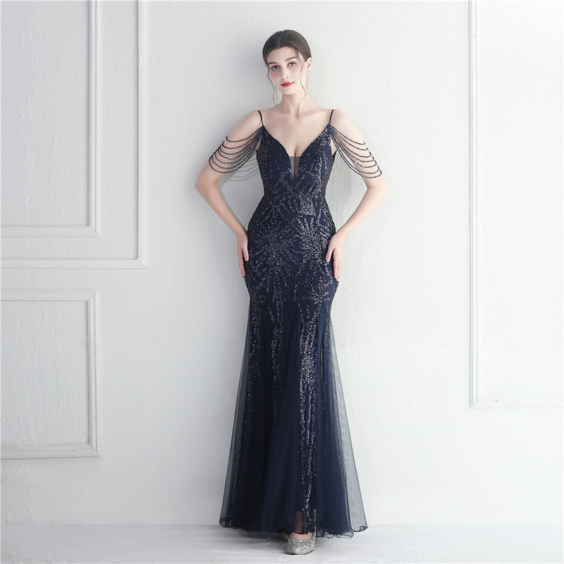 Elegante vestido de noche con lentejuelas y detalle de cadena en los hombros al descubierto: vestido formal de lujo.