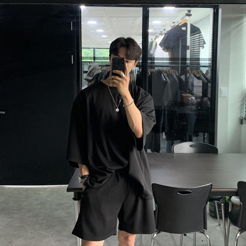 Men’s oversized t-shirt set
Trendy men’s streetwear
Summer outfit for men
Loose fit t-shirt and shorts
Casual men’s two-piece set
Minimalist fashion outfit