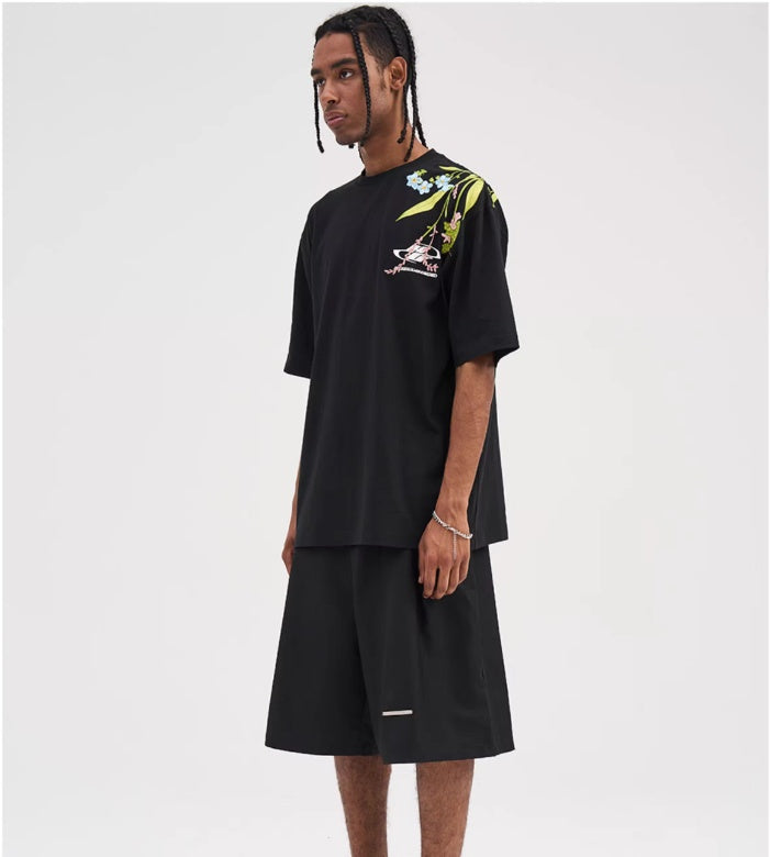 Oversized embroidered t-shirt
Floral embroidery t-shirt
Streetwear embroidered tee
Designer embroidered t-shirt
Unisex oversized t-shirt
Trendy streetwear fashion
High-quality embroidery tee