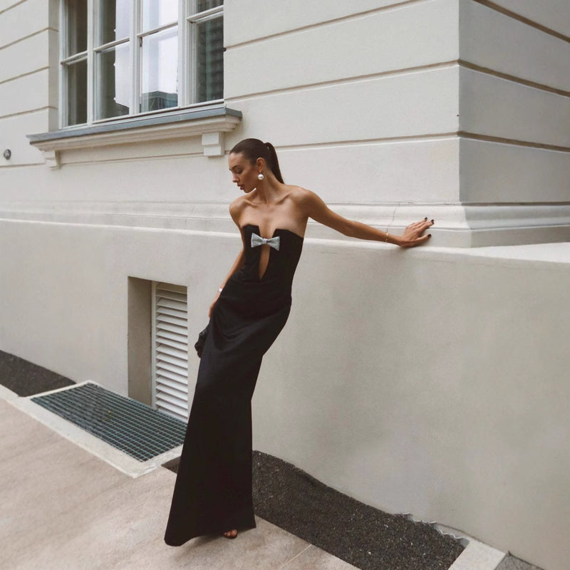 Black evening gown
Strapless formal dress
Elegant black dress
Long black dress for events
Gala dress for women
Classy cocktail dress
Chic evening wear