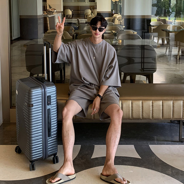 Men’s oversized t-shirt set
Trendy men’s streetwear
Summer outfit for men
Loose fit t-shirt and shorts
Casual men’s two-piece set
Minimalist fashion outfit