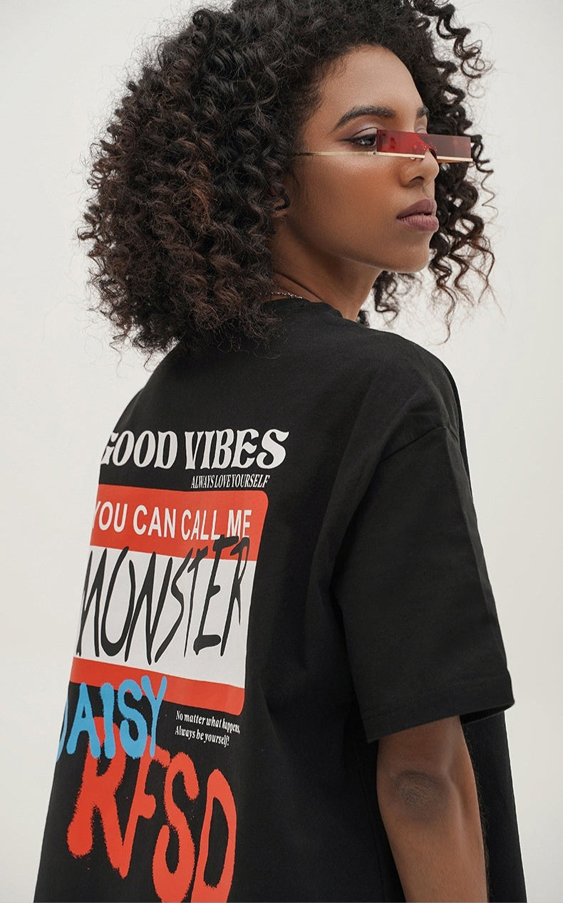 Oversized streetwear T-shirt
Unisex graphic tee
Trendy street fashion
Hip-hop style T-shirt
Casual urban wear