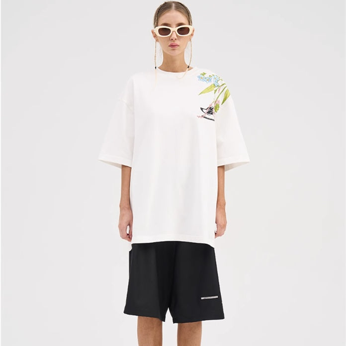 Oversized embroidered t-shirt
Floral embroidery t-shirt
Streetwear embroidered tee
Designer embroidered t-shirt
Unisex oversized t-shirt
Trendy streetwear fashion
High-quality embroidery tee
