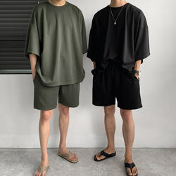 Men’s oversized t-shirt set
Trendy men’s streetwear
Summer outfit for men
Loose fit t-shirt and shorts
Casual men’s two-piece set
Minimalist fashion outfit
