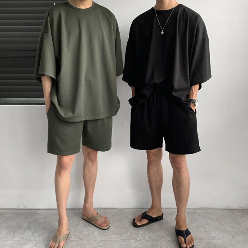 Men’s oversized t-shirt set
Trendy men’s streetwear
Summer outfit for men
Loose fit t-shirt and shorts
Casual men’s two-piece set
Minimalist fashion outfit