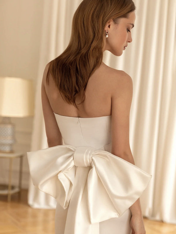 White tube top dress,
Slim fit dress,
Elegant dress,
Graceful bow back,
Women's slim dress,
Chic tube top dress,
Sophisticated evening dress,
Formal event dress,
Special occasion dress,
Stylish bow detail, Modern charm dress, Stylish evening wear,