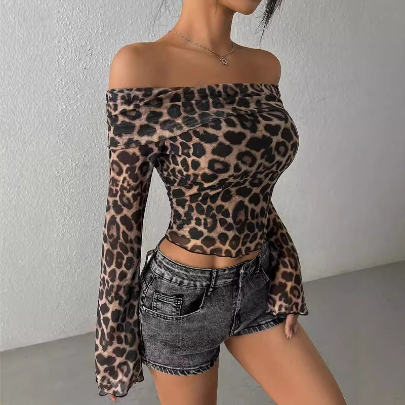Top de malla con hombros descubiertos y estampado de leopardo con mangas acampanadas