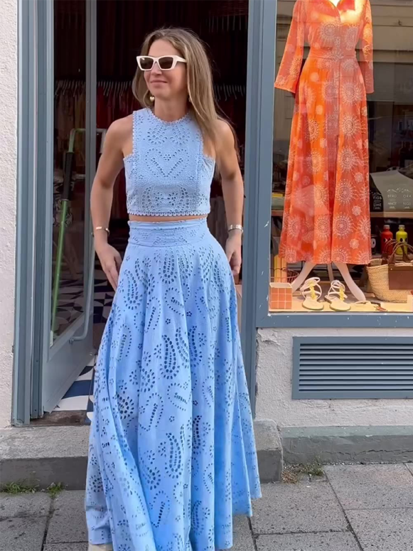 Elegante vestido rosa de vacaciones de dos piezas con ojales: top corto y falda larga 