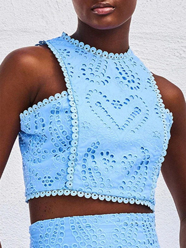 Elegante vestido rosa de vacaciones de dos piezas con ojales: top corto y falda larga 