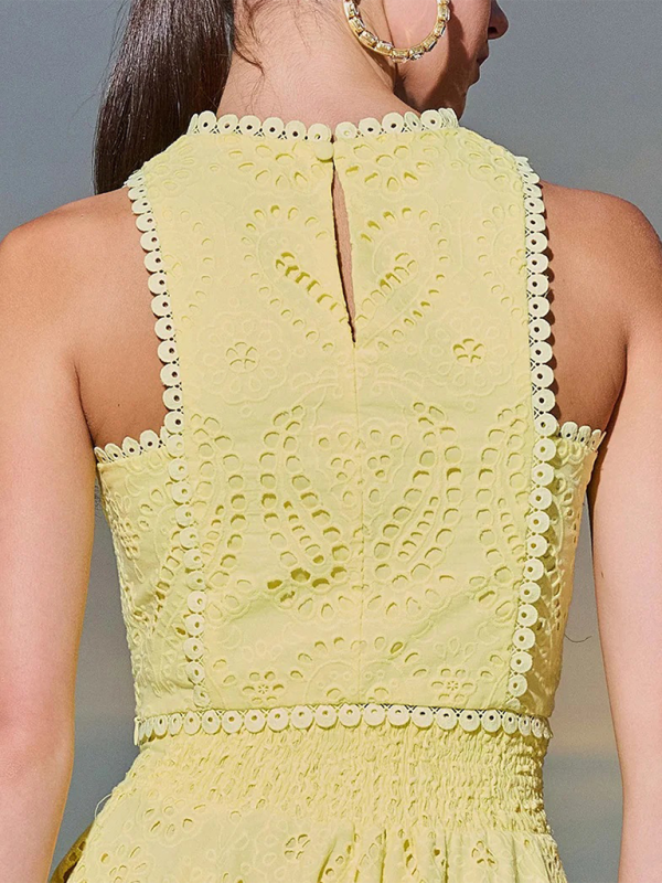 Elegante vestido rosa de vacaciones de dos piezas con ojales: top corto y falda larga 