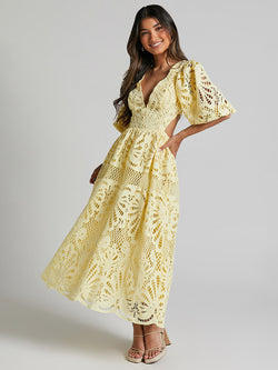 Elegante vestido largo de encaje con escote en V profundo para verano y bodas 