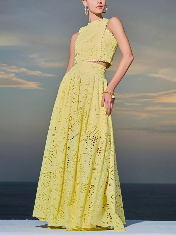 Elegante vestido rosa de vacaciones de dos piezas con ojales: top corto y falda larga 